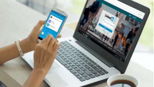 Commenter AI app, lady with a laptop, opening linkedin app